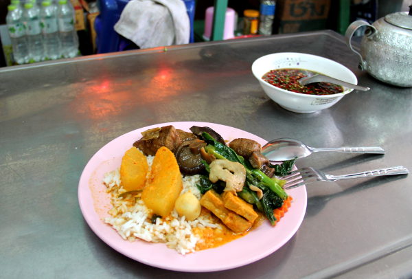 Curryruokaa, joista yksi oli oikeastaan vain curry. Lisäksi otin makeahkossa tummassa liemessä olevia tofuja sekä paistettuja vihanneksia ja sieniä riisini päälle. 