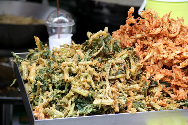 Friteerattuja vihanneksia tempurataikinassa. 