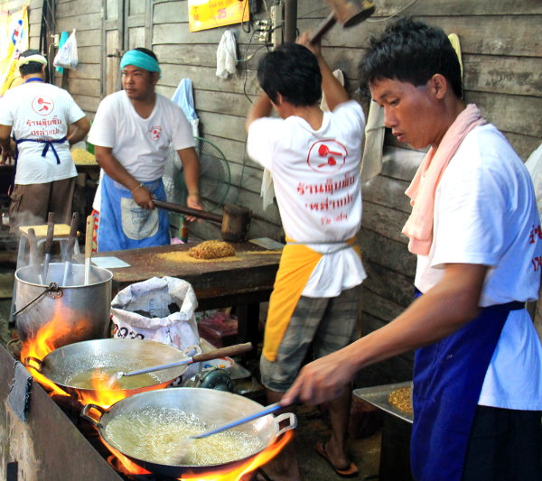 Ensin friteerataan sokeri-pähkinäseosta ja sitten öljyinen massa moukaroidaan. 