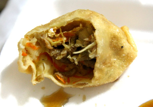 Gyoza sisältä. Tämän kuori oli kuivakka ja jätin suurimmaksi osaksi syömättä. Nämä olisivat kivoja jos olisivat sekä höyrytetty että paistettu. 