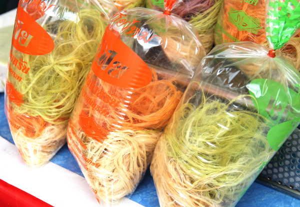 Ihmeellistä hattaramaista jouhta. Epäilen että nämä on tehty gram- eli kikhernejauhoista, joista tehdään kasviskokkeleiden lisäksi esimerkiksi makeita ruokia idässä, kuten halvamaista leivosta. 