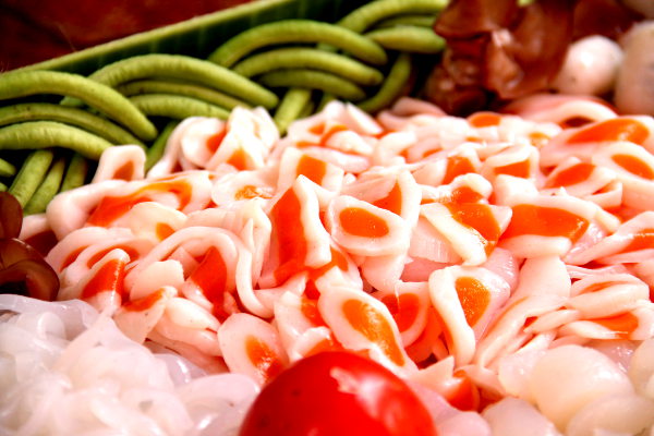 Nyt on outoa kamaa. Todennäköisesti konnyakusta tehtyä kananmunansiivuja matkivaa tuotetta. 