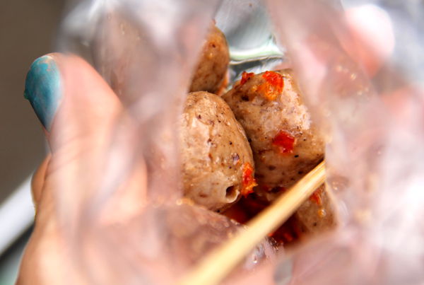 Kojujen antimet laittaan pussiin ja toisinaan maustekastike lorautetaan joukkoon tai annetaan pikkupussissa mukaan. Nämä tällaiset konnyakusta tehdyt pallerot eivät paljoa ime mausteita itseensä. 