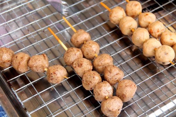 Kasvispalleroita vartaassa. Nämä tämännäköiset ovat yleensä semmoisia kumimaisia, mutta lohkeavia koostumukseltaan. Eivät ole suosikkejani, mutta nuudelikeitoissa ihan hauskoja sattumia tuomaan monenlaista koostumusta joukkoon. 