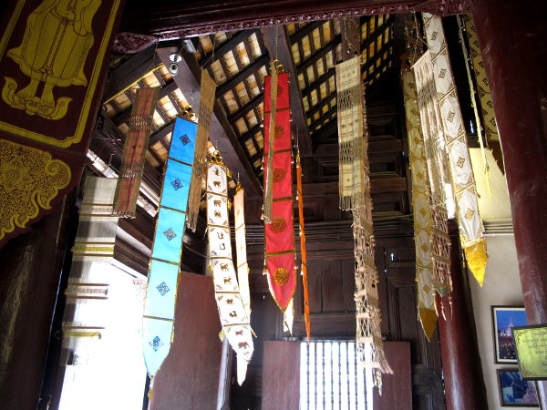 katosta roikkuvat liput