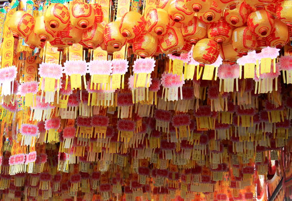 Ihmiset pystyivät osallistumaan riitteihin monenlaisilla erilaisilla härpäkkeillä, jotka ripustettiin temppeliin. 