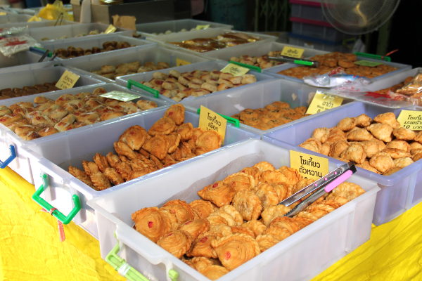 Tällaisia keksitiskejä näin useamman, joten se on ehkä joku perinteinen juttu syödä kasvisfestivaalien aikaan tällaisia. Minun silmääni nämä näyttävät kuivakoilta ja tylsiltä. 