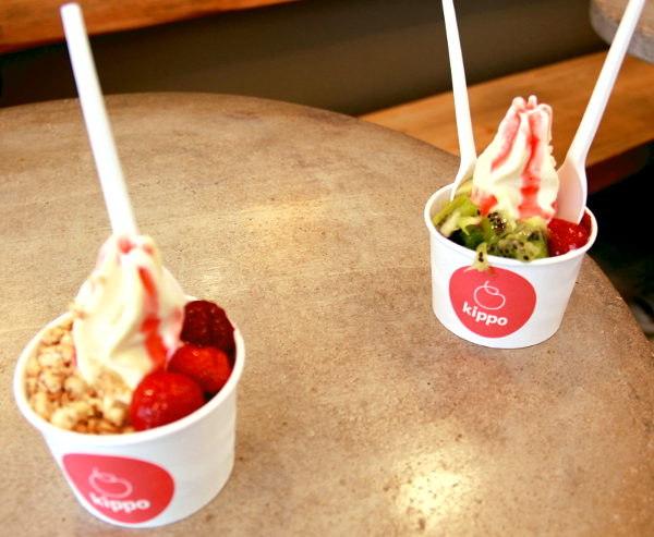 Kipon kaksi frozen soy yoghurtia. 