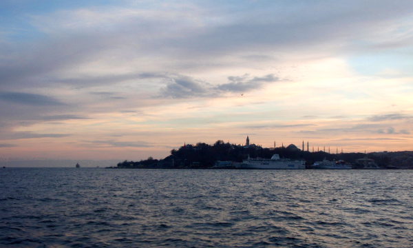 Kultainen sarvi eli Istanbulin vanhan kaupungin niemi illalla. Niemen päässä näkyy Topkapin palatsia ja sen takana Hagia Sofia ja Sininen moskeija.