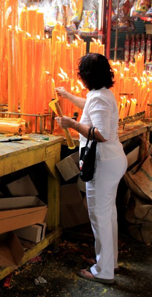 Kynttilänlaittaminen oli joillekin festivaalirituaali. 