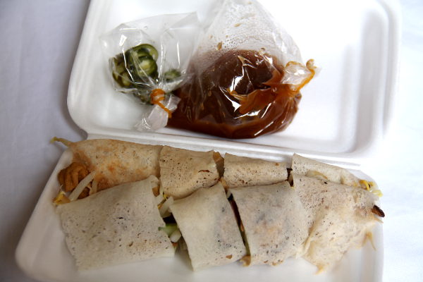 Tässä taas oli rullattu kotikutoisempaan lettuun kesärullamaisesti pavunituja ja sientä. Rullat olivat löysiä. 