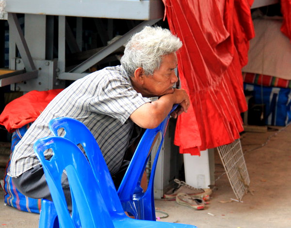 Mietiskelijä festivaalihälyn keskellä. 