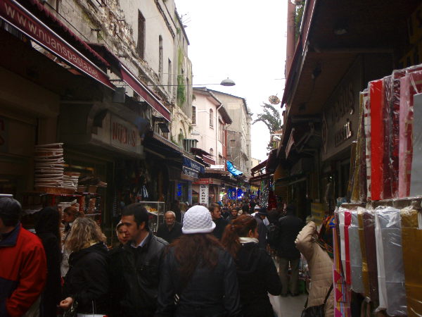 Misir Carsisi eli Maustebasaari Sultanahmetissa. Muistelisin pitäneeni hintatasoa liian kalliina.