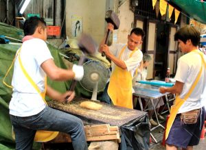 Tässä valmistuu  todennäköisesti nimenomaan näiden juhlien perinneherkku, rasvassa paistettua sokeria ja maapähkinä. Massa moukaroidaan sopivaksi. 