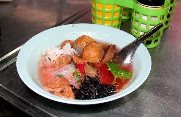 Nuudelikeitto merilevällä.