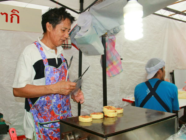 Täytettyjen pannukakkujen paistaja. Ennen paistoa nämä herkut näyttivät kiinalaisilta baozi-pullilta, mutta paiston jälkeen enemmän Amerikan pannukakuilta. Vähän epäilytti kun katsoin paistossa käytettävää margariinia ettei vain olisi ollut voita. 