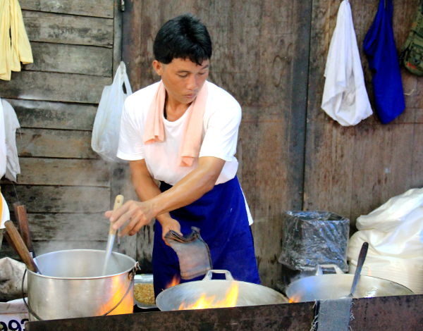 Rasva kärysi perinneherkkujen paistossa. 