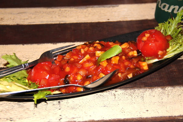 Majapaikkani Riverview Guesthousen menussa on tavallisesti huonosti kasvista, mutta festivaalien aikaan oli kasvismenu. Tässä Paistettua munakoisoa, jonka päällä tomaatti-tofua. 