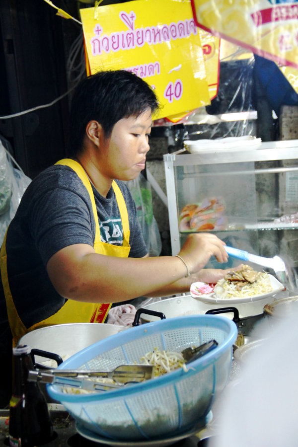 Annoksen minulle laittoi vähän tyly tyyppi. Kaikkien muiden annokset laitettiin hiki hatussa, mutta kun oli minun vuoroni, niin oli hyvä pitää tauko. Kuulin myös monta kertaa kun hän höpötti muille farang (ulkomaalainen) sitä ja farang tätä. En ehkä ollut niin tärkeä asiakas ja ehkä olin vähän outo. Muut työntekijät ja asiakkaat taas olivat oikein kivoja. Hymyllä pötkii Thaimaassa pitkälle. 