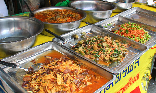 Paistettuja vihannessekoituksia. Nämä jay-kasvistiskien sekoitukset ovat vähän erilaisia kuin turistiravintoloiden ja Suomen thairavintoloiden curryt ja paistetut vihannekset. En sano että olisivat mitenkään parempia, mutta halpoja ovat ainakin. 