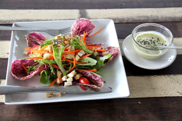 Salaatti River Vibe -ravintolassa. Hintataso oli vain eri kuin kadulla, kun maksoi kolme kertaa sen mitä kojujen nuudelikeitot tai muut annokset. 