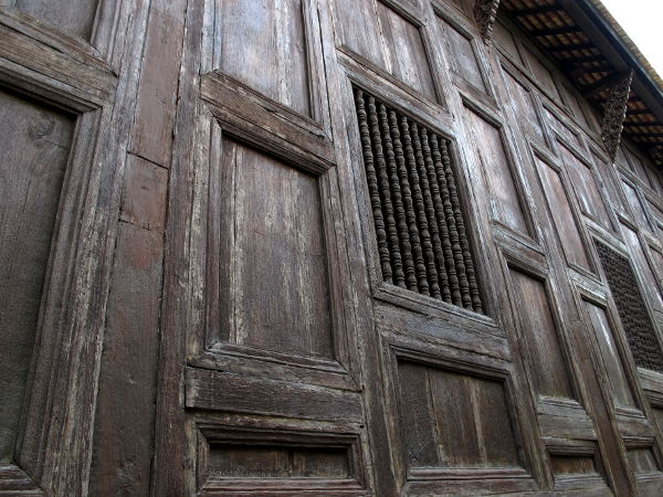 Tiikkistä seinäpintaa. 