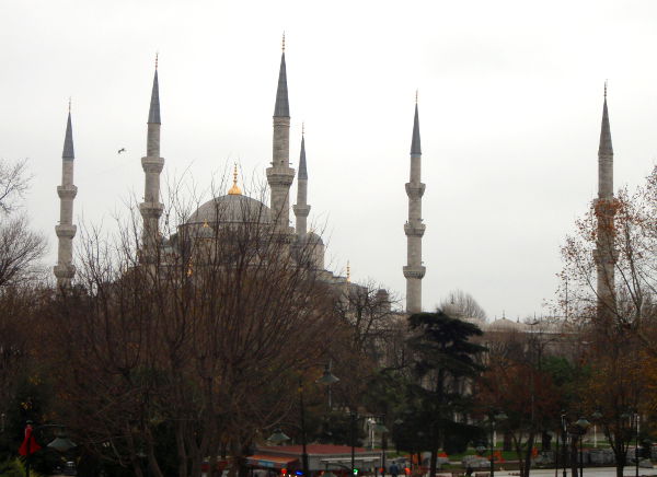 Sininen moskeija viereisestä puistosta katsoen Sultanahmetin kaupunginosassa, joka on nimetty tämän Sultan Ahmed -moskeijan tapaan.