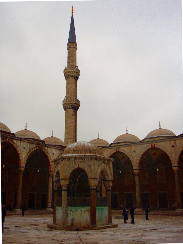 Sinisen moskeijan piha.