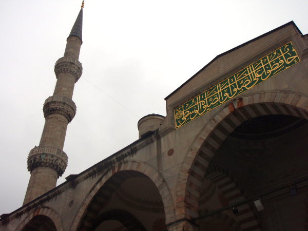 Sininen moskeija eli Sulttaani Ahmedin moskeija on Istanbulin kuuluisin toiminnassa oleva moskeija.