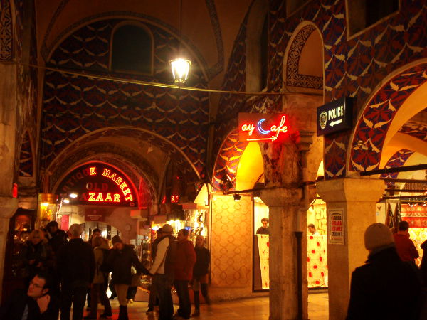 Suuri basaari Sultanahmetissa on ehdoton käyntikohde. Siellä on kiva istuskella vaikka minttuteellä ja katsella.