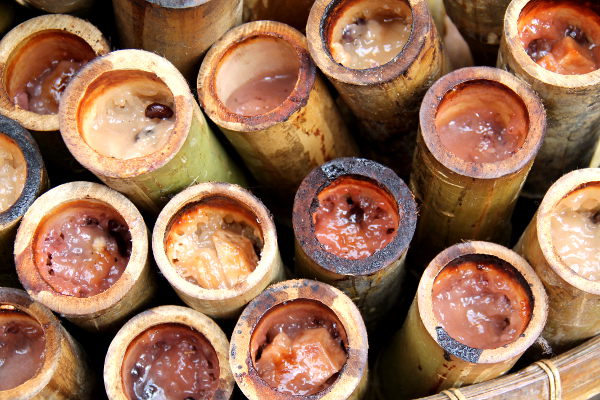 Sticky ricea eli tahmariisiä perinteisesti bambun sisään laitettuna. 