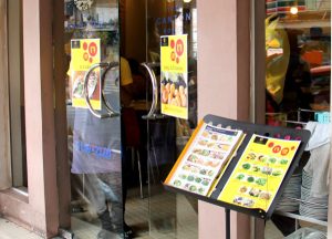 Tavalliset ravintolat mainostivat jay-tarjontaansa. 