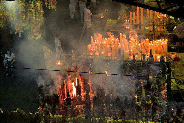 Temppelin areenaa kuvattuna ja zoomattuna ylhäältä kattoravintolasta. 