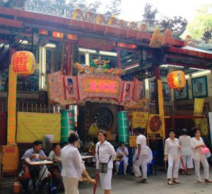 Kiinalaiset temppelit ovat erinäköisiä kuin Thaimaan buddhalaistemppelit. 