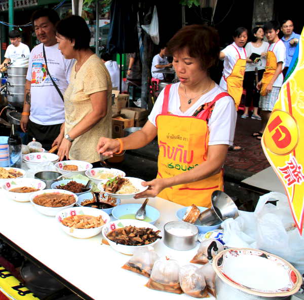Thairuoka on niin kätevää kun keräillään vaan kupposista aineksia, jotka joko paistetaan, lisätään kuumaan keittoliemeen tai lisätään riisin tai nuudeleiden päälle. 