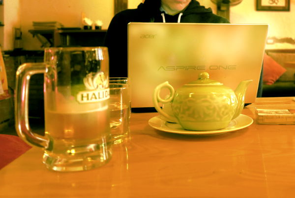 tietokoneen ääressä hanoissa