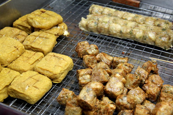 Tofua ja jonkinlaisia paistettuja kääröjä, joiden sisällä oli ehkä taroa, ehkä tofua. 