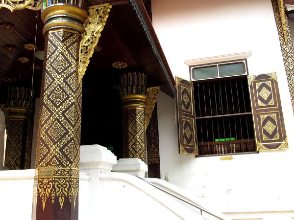 Tummaa puuta ja kultaa jossain Chiang Main temppeleistä. 