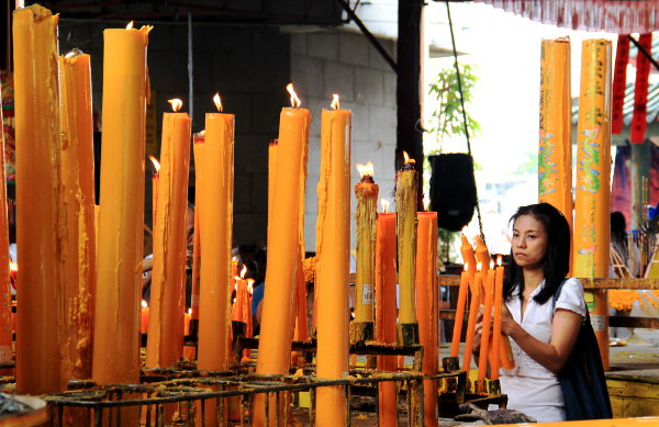 tyttö kynttilöiden edessä