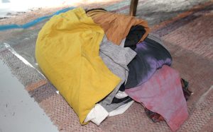 Vaatteet tiiviissä nyytissä, jollaisena olin alun perin kuvitellut vieväni ne mukaani Thaimaahan. 