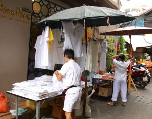 Valkoisia vaatteita myyvä koju Bangkokissa. 