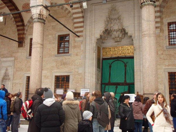 Sinisen moskeijan vierailuaika päättyi kesken sinne jonottamisen. Menin siitä sitten avoinna olevaan vastapäiseen Hagia Sofiaan.