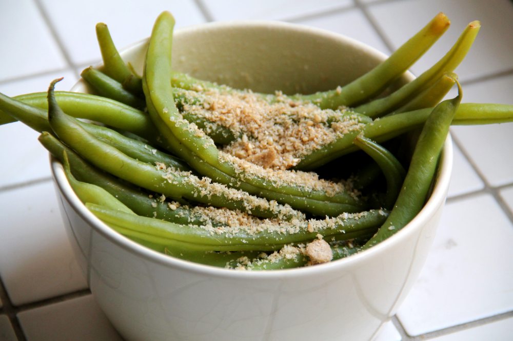 Vihreät pavut gomasion eli seesaminsiemensuolan kera. 