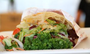 En ole varma onko kuvassa seitankebabilla täytetty tortilla vai malawileipä. 