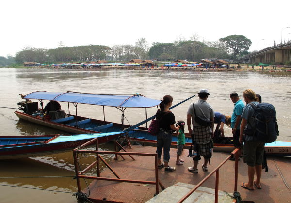 Veneen lähtöpaikka Chiang Raissa. 