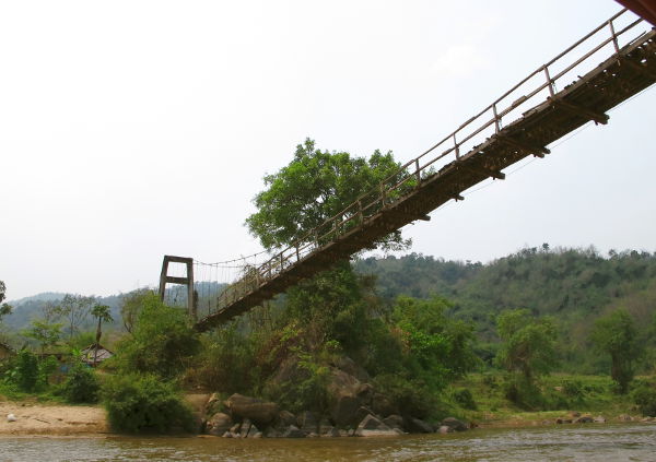 Riippusilta matkan varrelta. 