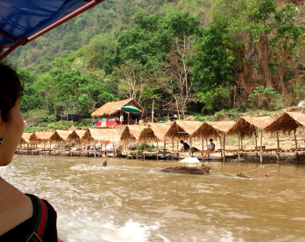 Katoksia joen rannalla. Thaimaalaiset tulevat näihin kai lekottelemaan ja syömään. 