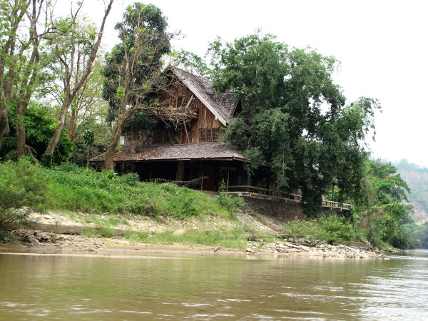 Joen rannalla oli monenmoista asutusta. 