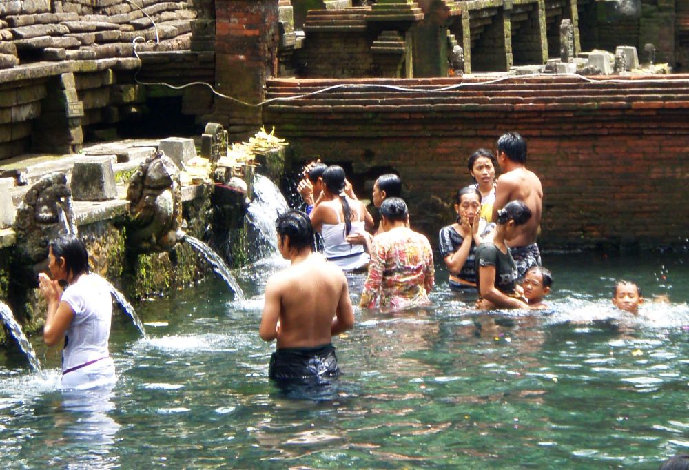 Tällainen balilainen temppelikylpeminen tuskin loppujen lopuksi on sen kummallisempaa kuin suomalainen saunominen.