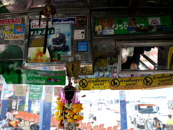 Bussin ikkuna Pohjois-Thaimaassa. 